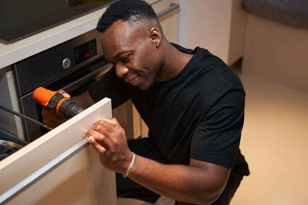 What is the Best Way to Tie a Cashmere Scarf for a Luxurious Professional Look?